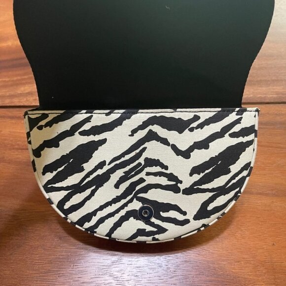 Who What Wear Corey Clutch Animal Print - Picture 4 of 6